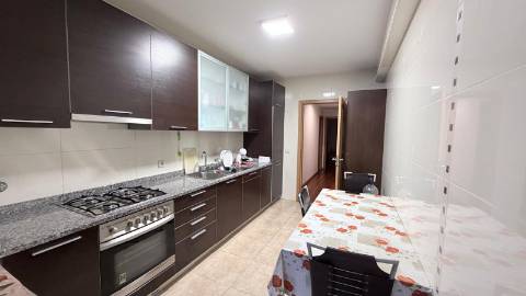 APARTAMENTO T3 C/ NOVO - Junto ao Centro - Zona Privilegiada