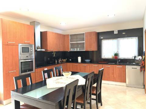 MORADIA T3+1 c/ Nova