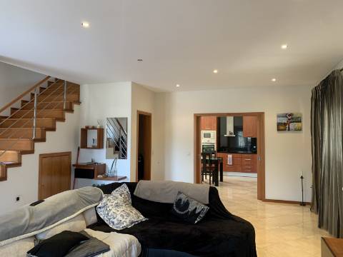 MORADIA T3+1 c/ Nova