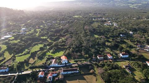 VENDE-SE TERRENO RÚSTICO EM SANTO ANTÓNIO, SÃO ROQUE DO PICO