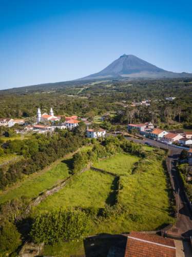 VENDE-SE TERRENO RÚSTICO NAS BANDEIRAS, MADALENA DO PICO