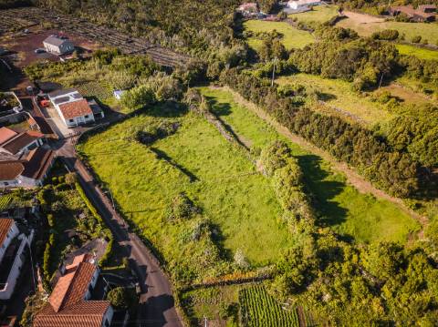 VENDE-SE TERRENO RÚSTICO NAS BANDEIRAS, MADALENA DO PICO
