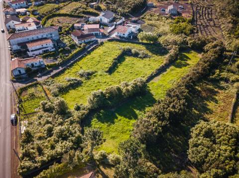 VENDE-SE TERRENO RÚSTICO NAS BANDEIRAS, MADALENA DO PICO