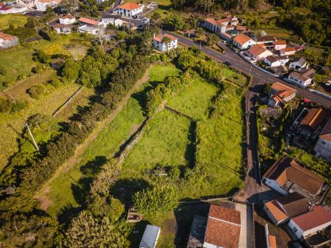 VENDE-SE TERRENO RÚSTICO NAS BANDEIRAS, MADALENA DO PICO