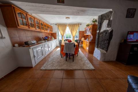 VENDE-SE QUINTA EM SÃO ROQUE DO PICO