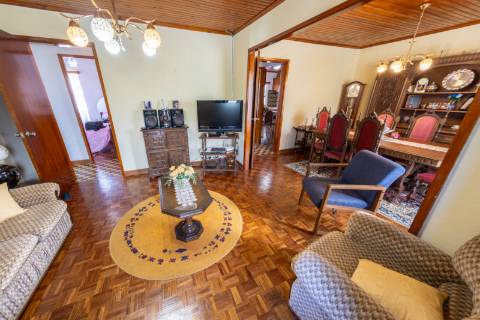 VENDE- SE MORADIA EM SÃO ROQUE DO PICO