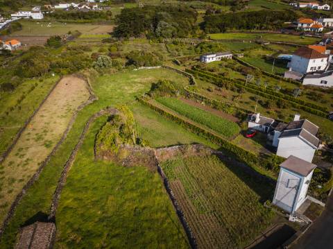 VENDE-SE TERRENO NA MADALENA DO PICO