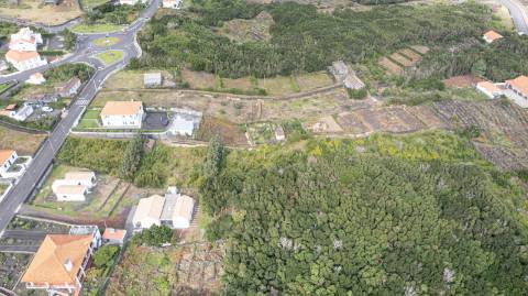 VENDE-SE TERRENO COM ADEGA EM SÃO ROQUE DO PICO