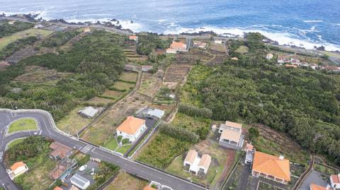 VENDE-SE TERRENO COM ADEGA EM SÃO ROQUE DO PICO