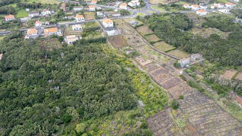 VENDE-SE TERRENO COM ADEGA EM SÃO ROQUE DO PICO