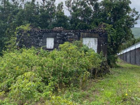 VENDE-SE TERRENO COM ADEGA EM SÃO ROQUE DO PICO
