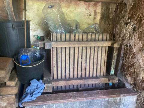 VENDE-SE ADEGA INSERIDA NUMA PEQUENA VINHA EM SANTO ANTÓNIO, SÃO ROQUE DO PICO