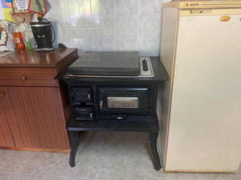 VENDE-SE ADEGA INSERIDA NUMA PEQUENA VINHA EM SANTO ANTÓNIO, SÃO ROQUE DO PICO