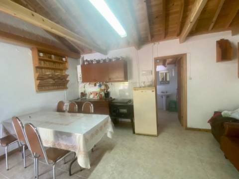 VENDE-SE ADEGA INSERIDA NUMA PEQUENA VINHA EM SANTO ANTÓNIO, SÃO ROQUE DO PICO