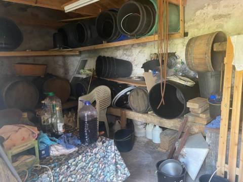 VENDE-SE ADEGA INSERIDA NUMA PEQUENA VINHA EM SANTO ANTÓNIO, SÃO ROQUE DO PICO