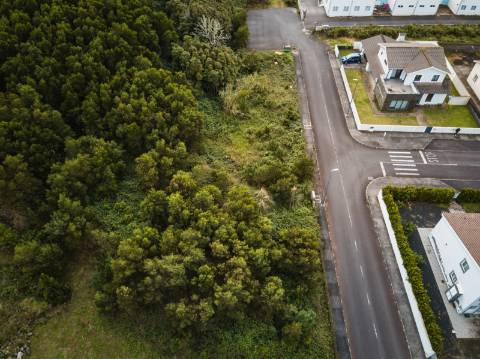 VENDE-SE TERRENO URBANO NA MADALENA DO PICO