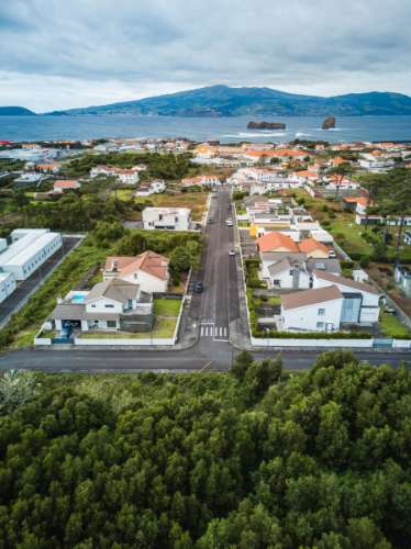 VENDE-SE TERRENO URBANO NA MADALENA DO PICO