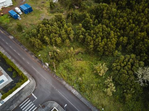 VENDE-SE TERRENO URBANO NA MADALENA DO PICO