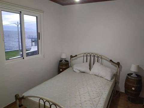 VENDE-SE MORADIA T2 - PORTO DOS TERREIROS, SÃO JORGE