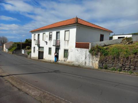 VENDE-SE MORADIA EM CASTELO BRANCO, ILHA DO FAIAL