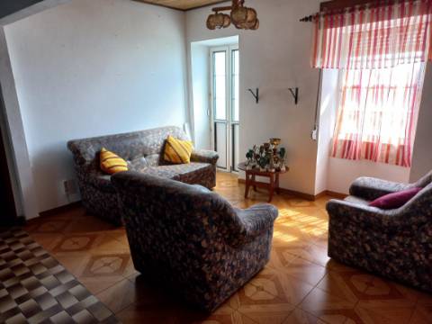 VENDE-SE MORADIA EM CASTELO BRANCO, ILHA DO FAIAL