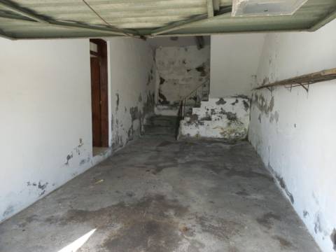VENDE-SE MORADIA EM CASTELO BRANCO, ILHA DO FAIAL