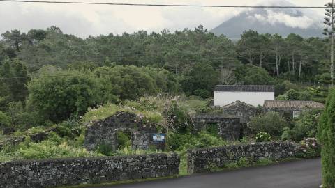VENDE-SE RUÍNA EM SANTA LUZIA, SÃO ROQUE DO PICO