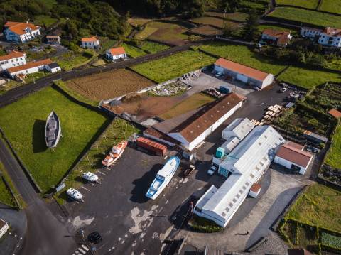 VENDE-SE PRÉDIO URBANO E EMPRESA DE CONSTRUÇÃO CIVIL