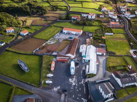 VENDE-SE PRÉDIO URBANO E EMPRESA DE CONSTRUÇÃO CIVIL