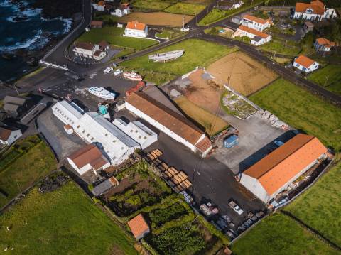 VENDE-SE PRÉDIO URBANO E EMPRESA DE CONSTRUÇÃO CIVIL