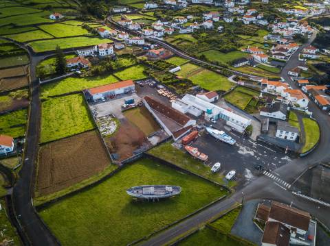 VENDE-SE PRÉDIO URBANO E EMPRESA DE CONSTRUÇÃO CIVIL