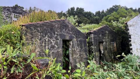 VENDE-SE RUÍNAS EM SÃO JOÃO, LAJES DO PICO