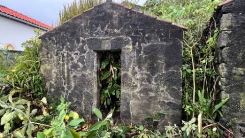 VENDE-SE RUÍNAS EM SÃO JOÃO, LAJES DO PICO