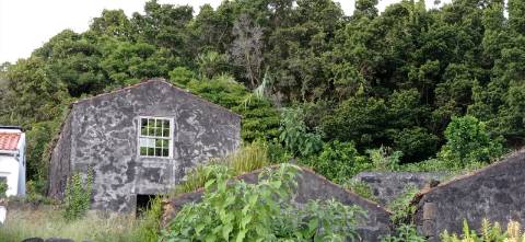 VENDE-SE RUÍNAS EM SÃO JOÃO, LAJES DO PICO