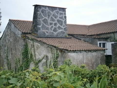 VENDE-SE MORADIA NA RIBEIRA SECA, CALHETA DE SÃO JORGE