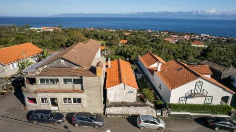 VENDE-SE MORADIA EM SÃO ROQUE DO PICO