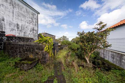 VENDE-SE MORADIA EM SÃO ROQUE DO PICO