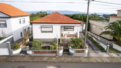 VENDE-SE MORADIA DE 2 PISOS EM SÃO ROQUE MORADIA