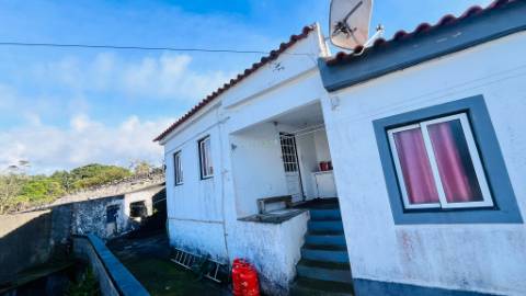 VENDE-SE MORADIA NA CRIAÇÃO VELHA, MADALENA DO PICO