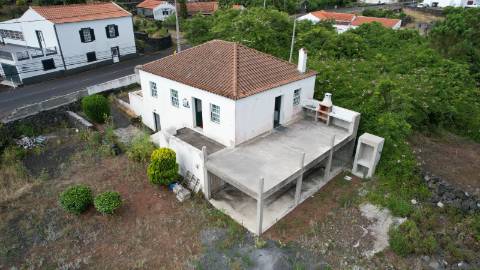 VENDE-SE MORADIA RECUPERADA EM SANTA LUZIA, SÃO ROQUE DO PICO