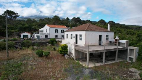 VENDE-SE MORADIA RECUPERADA EM SANTA LUZIA, SÃO ROQUE DO PICO