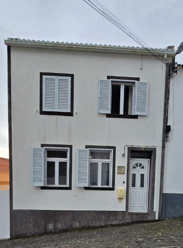 VENDE-SE MORADIA NO CENTRO DA VILA DAS VELAS, ILHA DE SÃO JORGE