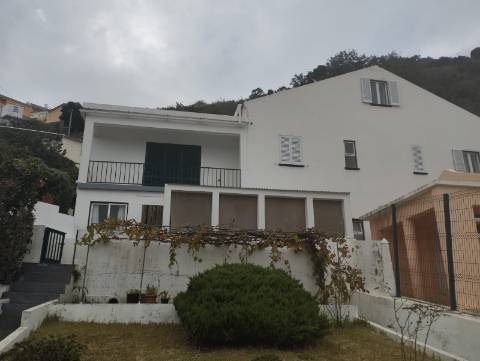 VENDE-SE MORADIA NO CENTRO DA VILA DAS VELAS, ILHA DE SÃO JORGE