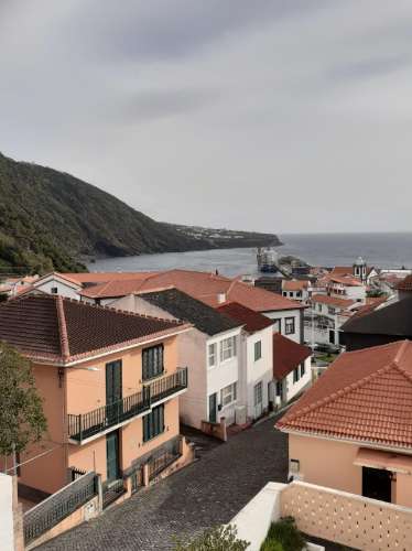 VENDE-SE MORADIA NO CENTRO DA VILA DAS VELAS, ILHA DE SÃO JORGE