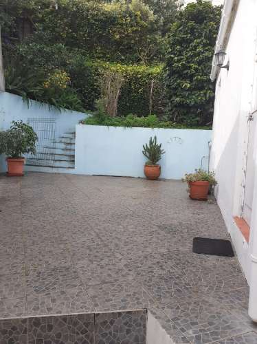 VENDE-SE MORADIA NO CENTRO DA VILA DAS VELAS, ILHA DE SÃO JORGE