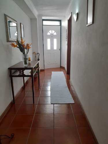VENDE-SE MORADIA NO CENTRO DA VILA DAS VELAS, ILHA DE SÃO JORGE