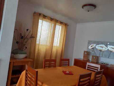 VENDE-SE MORADIA NO CENTRO DA VILA DAS VELAS, ILHA DE SÃO JORGE