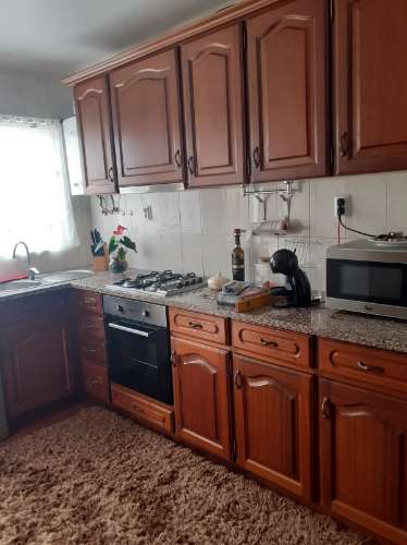 VENDE-SE MORADIA NO CENTRO DA VILA DAS VELAS, ILHA DE SÃO JORGE