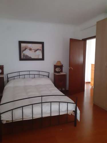 VENDE-SE MORADIA NO CENTRO DA VILA DAS VELAS, ILHA DE SÃO JORGE