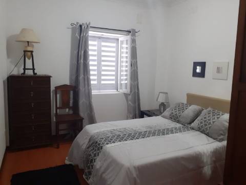 VENDE-SE MORADIA NO CENTRO DA VILA DAS VELAS, ILHA DE SÃO JORGE